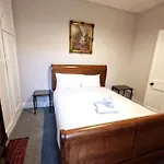 Apartment At Granny's, 4 Bed Terrace On Iconic Canal Galway