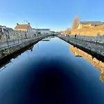 At Granny's, 4 Bed Terrace On Iconic Canal *