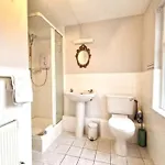 Apartment At Granny's, 4 Bed Terrace On Iconic Canal *