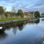 At Granny's, 4 Bed Terrace On Iconic Canal Apartment