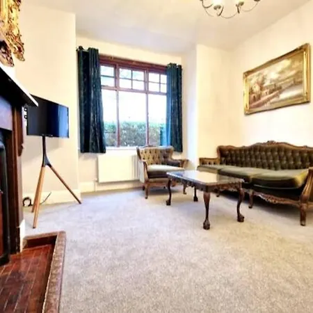 Apartment At Granny's, 4 Bed Terrace On Iconic Canal Galway
