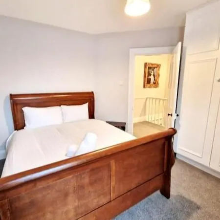Apartment At Granny's, 4 Bed Terrace On Iconic Canal