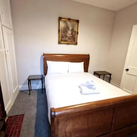 Apartment At Granny's, 4 Bed Terrace On Iconic Canal Galway