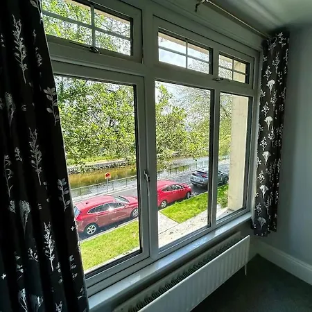 Apartment At Granny's, 4 Bed Terrace On Iconic Canal
