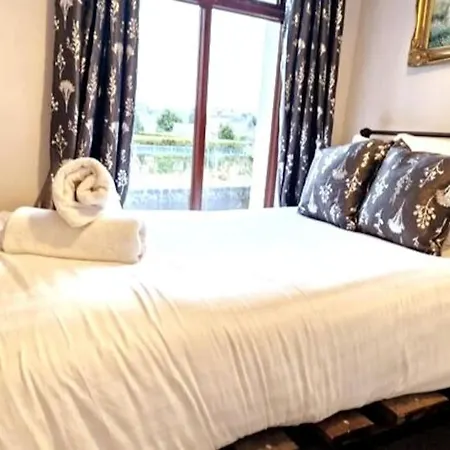 Apartment At Granny's, 4 Bed Terrace On Iconic Canal *