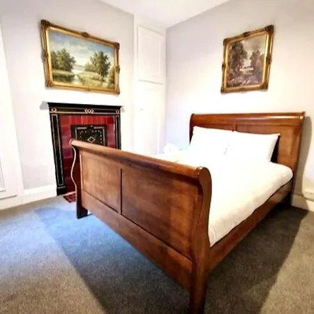 At Granny's, 4 Bed Terrace On Iconic Canal *