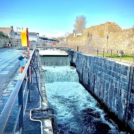 Apartment At Granny's, 4 Bed Terrace On Iconic Canal Galway