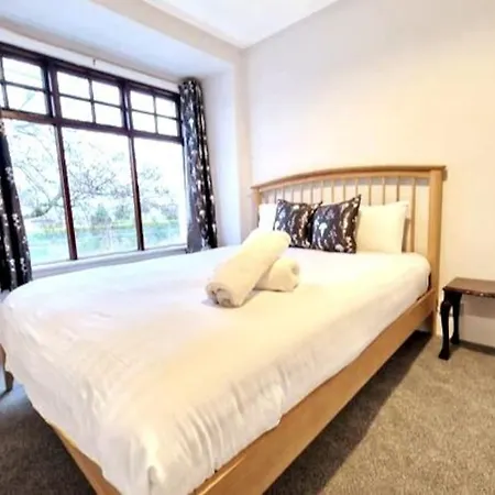 At Granny's, 4 Bed Terrace On Iconic Canal *