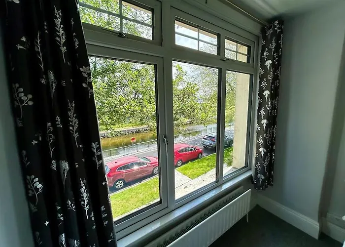 Apartment At Granny's, 4 Bed Terrace On Iconic Canal