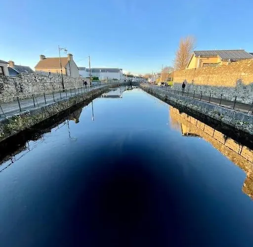 At Granny's, 4 Bed Terrace On Iconic Canal *