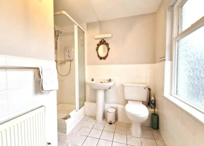 Apartment At Granny's, 4 Bed Terrace On Iconic Canal *
