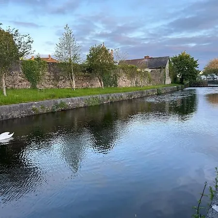At Granny's, 4 Bed Terrace On Iconic Canal Lejlighed